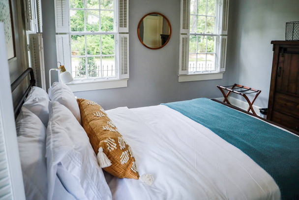 Ložnice pro hosty s manželskou postelí velikosti Queen a noční stolek na krátkodobý pronájem malé chalupy stylu domu - Fotografie, Obrázek