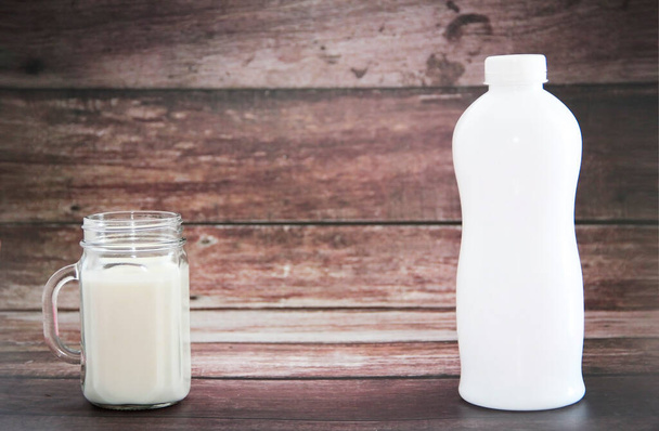 witte melkdrank in een glazen mok - Foto, afbeelding