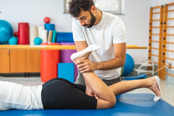 Exercise therapy for sciatica - Φωτογραφία, εικόνα