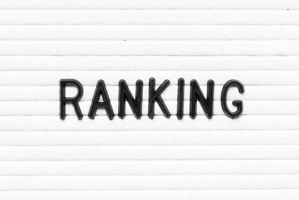 Schwarzer Buchstabe in Wort Ranking auf weißem Filzpappe Hintergrund - Foto, Bild