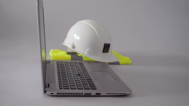 Contratista o supervisor de construcción en camisa usando laptop - Metraje, vídeo