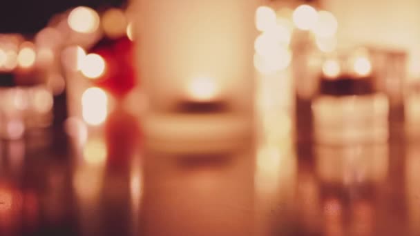 Feiertagsstimmung, verwaschene brennende Kerzen in der Nacht, entspannte Atmosphäre - Filmmaterial, Video