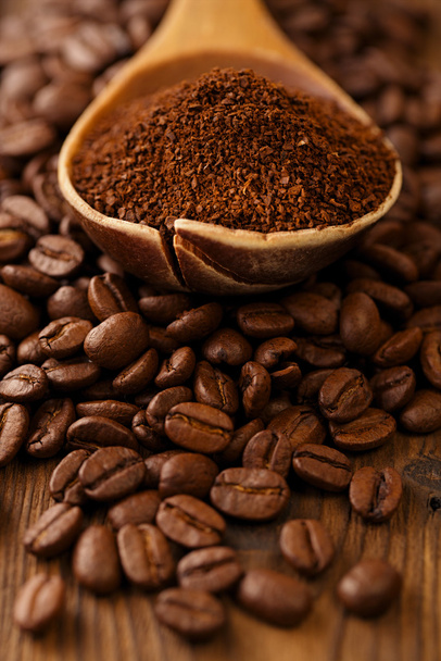 geriebener Kaffee in Löffel auf Kaffeebohnen - Foto, Bild