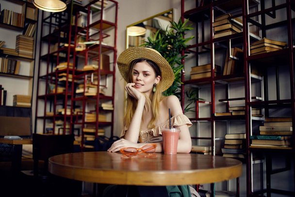 Kafe modasında kitap okuyan neşeli bir kadın. - Fotoğraf, Görsel