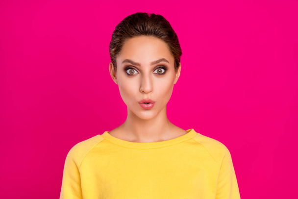 Фото впечатленной смешной молодой женщины одета желтый пуловер большие глаза изолированы розовый цвет фона - Фото, изображение