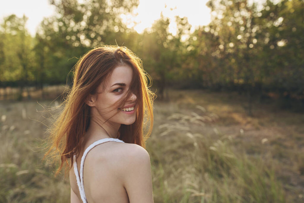 mujer pelirroja en un campo sonriendo. Foto de alta calidad - Foto, Imagen