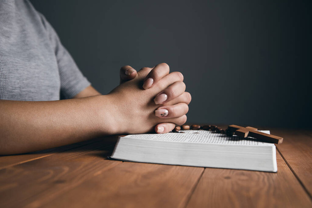 nainen rukoilee kirjan risti - Valokuva, kuva