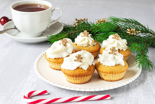 cupcakes faits maison avec des décorations de Noël - Photo, image