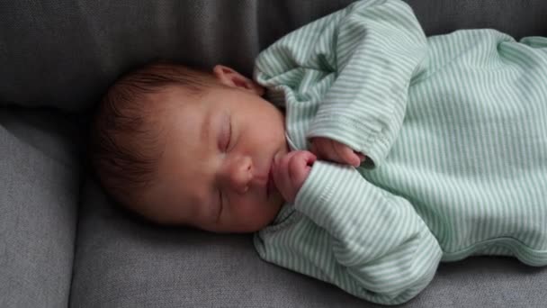 Babyschlaf Neugeborener Schlaf, kleines Mädchen, das auf Stuhl schläft Gesicht und Hände in Großaufnahme - Filmmaterial, Video