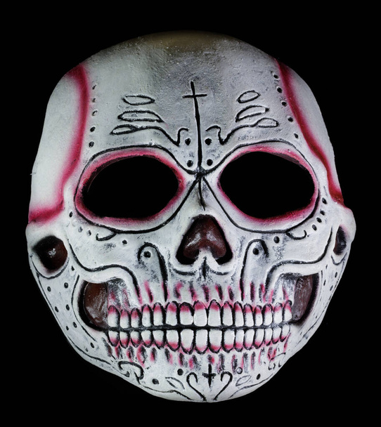 Mezza maschera dello scheletro rosso del cranio dello zucchero isolata contro lo sfondo nero - Foto, immagini