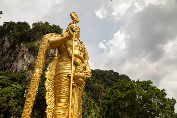 La enorme estatua Sri Muruga, el dios hindú de la guerra, protege el área de acceso a las Cuevas de Batu, en el distrito de Gombak, Selangor, Malasia - Foto, imagen
