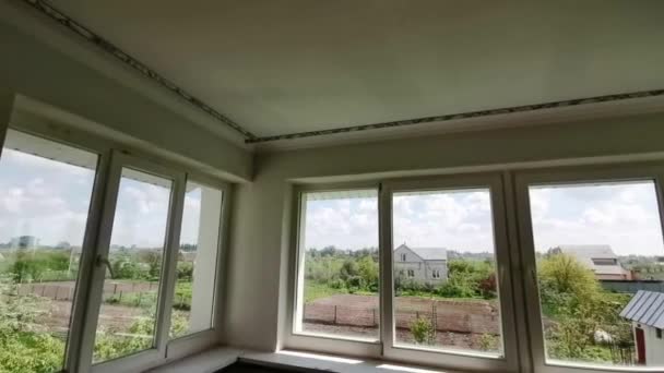nagy ablakok egy régi házban - Felvétel, videó