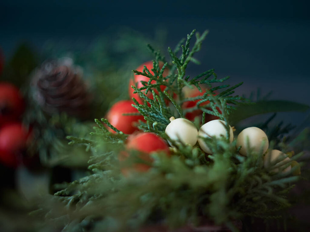 Dettagli della ghirlanda natalizia di abete fresco, coni e decorazioni natalizie, primo piano.  - Foto, immagini