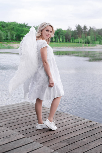 mujer con alas de ángel blanco. hermosa rubia en traje de ángel. Cielo, pureza. buena persona. - Foto, Imagen
