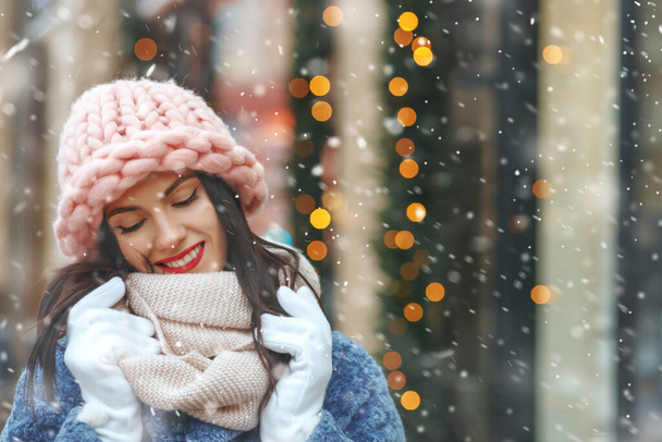 Okouzlující brunetka v kabátě procházky po městě během sněžení. Prázdné místo - Fotografie, Obrázek