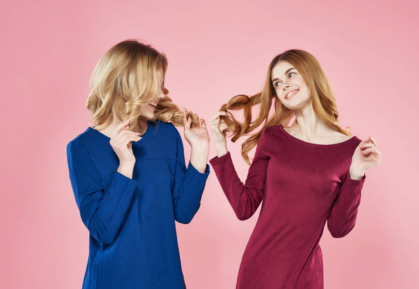 zwei Freundinnen in Kleidern Mode posiert Studio - Foto, Bild