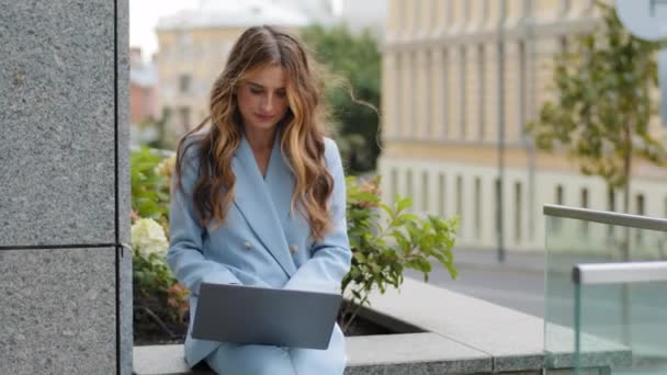Успешная кавказская деловая женщина студентка молодая девушка-менеджер пользователя, сидящая на офисной террасе и печатающая ноутбук с помощью компьютера для чата электронного обучения работе удаленного просмотра в сетевом приложении - Кадры, видео