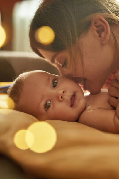 Little baby smell creates strong bond in moms brain - Foto, afbeelding