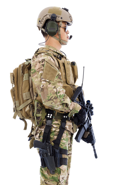 Soldado con rifle o francotirador de pie sobre fondo blanco
 - Foto, imagen