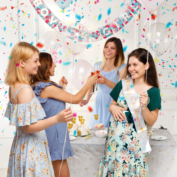 Balonlar ve konfeti arka planında, parti boyunca birlikte kutlama yapan mutlu genç arkadaşlar.. - Fotoğraf, Görsel