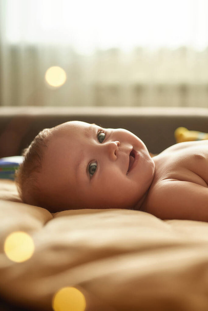Érzelmi csecsemő baba érzés boldog és szeretett - Fotó, kép