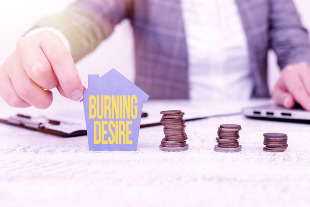 Tekstitys esittelee Burning Desiren. Liiketoiminta käsite Erittäin kiinnostunut jotain halusi sitä hyvin paljon Keskustelutalo rahoitussuunnitelmat, Selittäminen Asuntolainat ja kiinnitys - Valokuva, kuva