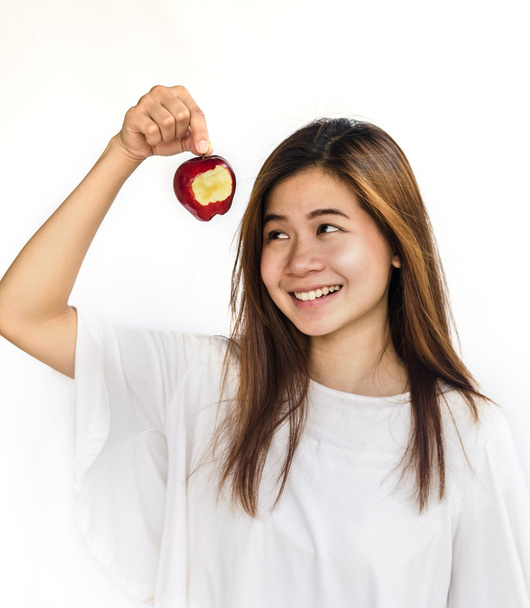 jeune femme montrant une pomme
. - Photo, image