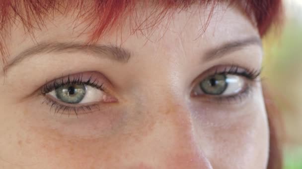Eine Frau mit schönen Augen. Große offene Augen für eine Europäerin. Lächelnde und staunende Augen - Filmmaterial, Video