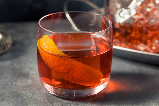Boozy Refreshing Gin Negroni with Vermouth and Orange - Φωτογραφία, εικόνα