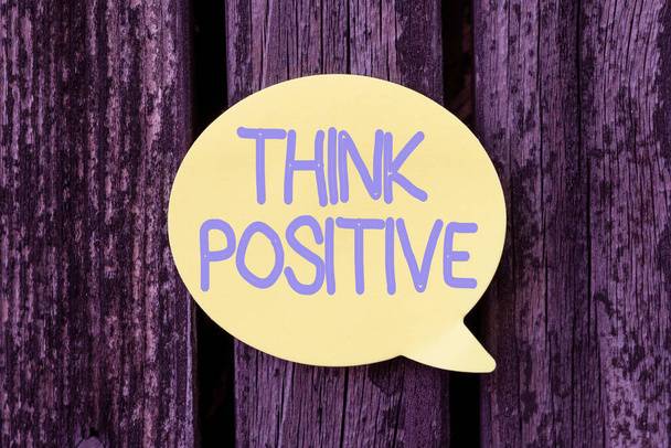 Napis "Myśl pozytywnie". Koncepcja Internetu Tendencja do bycia pozytywnym lub optymistycznym w postawie Myślenie o nowych ideach Odnawianie kreatywności i inspiracji - Zdjęcie, obraz