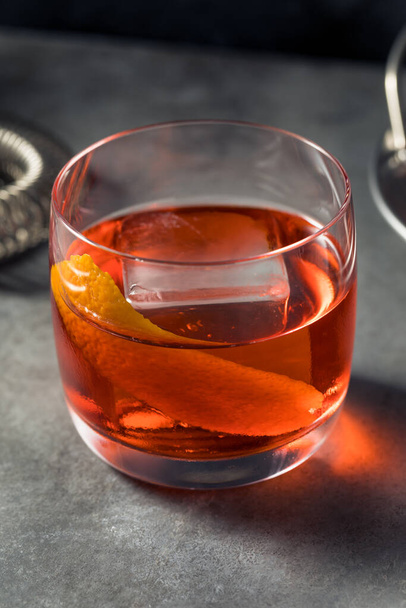 Boozy Refreshing Gin Negroni with Vermouth and Orange - Foto, Imagen