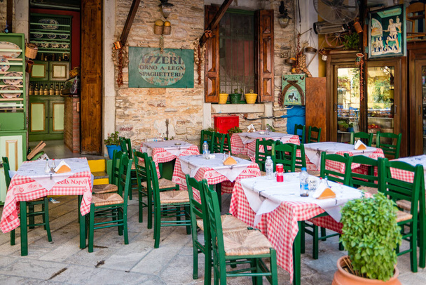 Symi, Grecia - Junio 2021: Restaurante local tradicional en la isla de Symi cerca de Rodas, Grecia. - Foto, Imagen