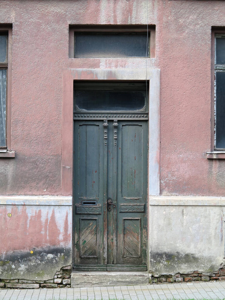 Weathered wooden door in old ruin building - Fotoğraf, Görsel