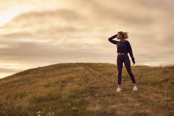 Fit woman resting after jogging in nature - Fotografie, Obrázek
