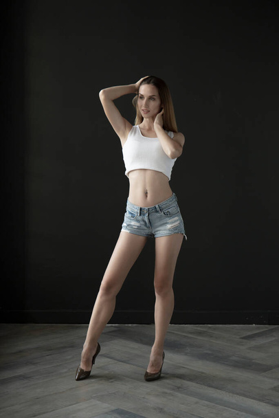  female model posing in studio, indoors - Foto, afbeelding