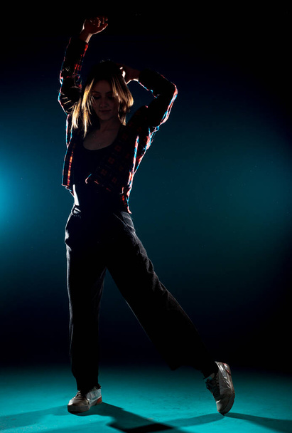 Elegante giovane donna che pratica pose di danza in stile moderno - Foto, immagini