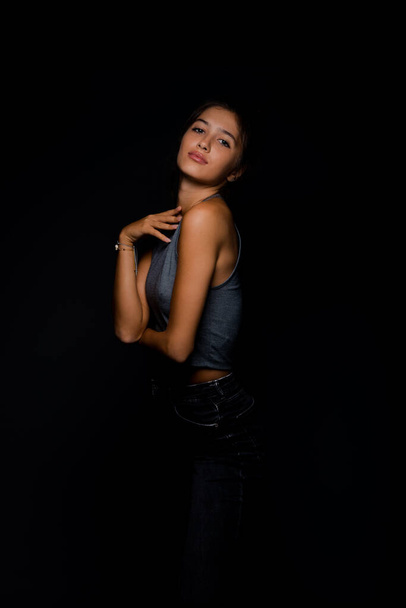 Studio body shot d'une mannequin féminine posant dans des vêtements modernes - Photo, image