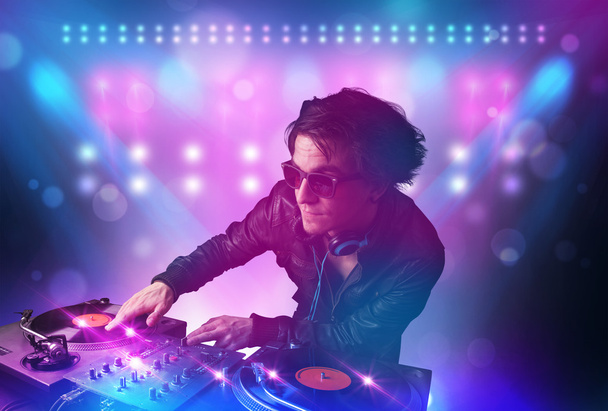 Disc jockey mixando musica sui giradischi sul palco con luci e
  - Foto, immagini