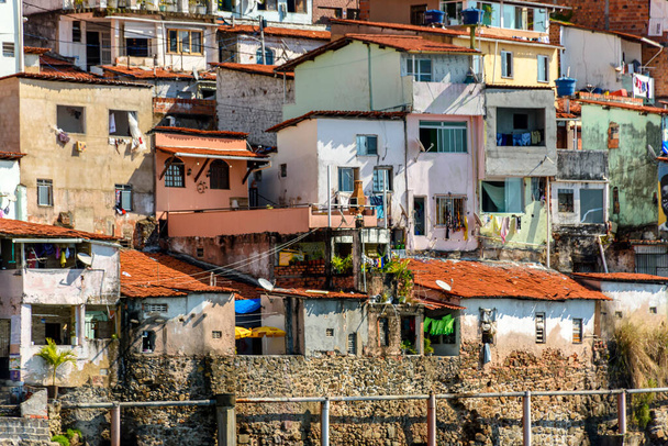 Μια παραγκούπολη με πολύχρωμα σπίτια στην πλαγιά του λόφου στο Σαλβαδόρ, Bahia - Φωτογραφία, εικόνα