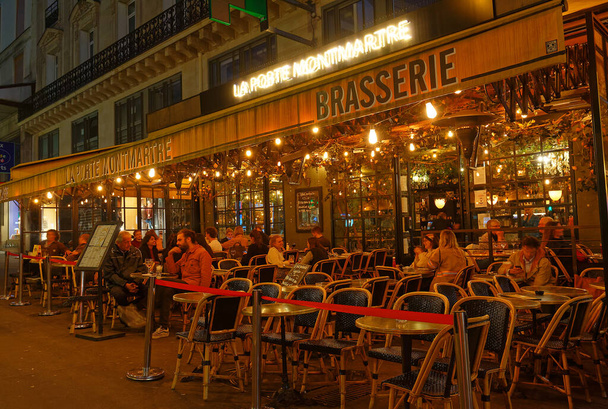 Παρίσι, Γαλλία-27 Σεπτεμβρίου 2021: Το La Porte Montmartre είναι το θρυλικό και διάσημο brasserie που βρίσκεται στο Grands Boulevards στο Παρίσι, Γαλλία. - Φωτογραφία, εικόνα