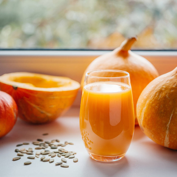 Свежевыжатый тыквенный сок с семечками тыквы, сезонные соки с высоким содержанием витаминов и антиоксидантов - Фото, изображение