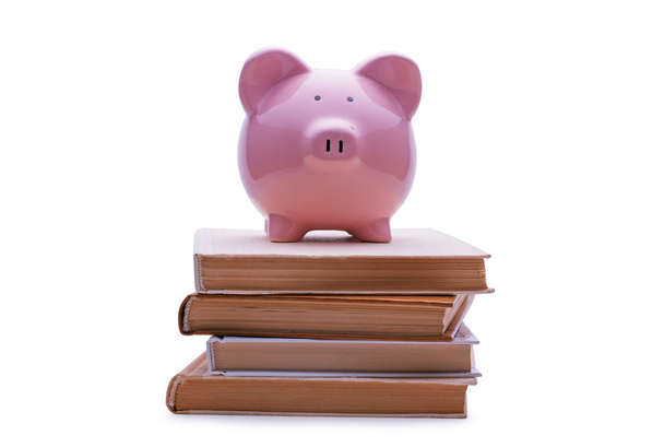 Piggy bank umieszczone na stos książek - Zdjęcie, obraz