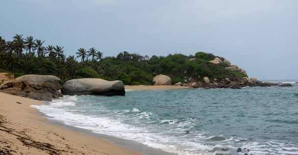 Maisema meren aallot tulossa voimakkaasti kohti rantaa paljon vaahtoa Tayrona Park, Kolumbia - Valokuva, kuva