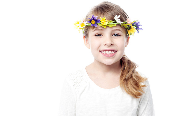 little girl with flower wreath - Φωτογραφία, εικόνα