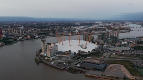 Letecký pohled na futuristický Millennium Dome. Řeka Temže klidně teče kolem zábavní čtvrti O2. Londýn, Velká Británie - Záběry, video