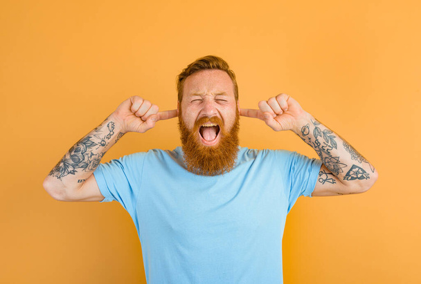 Homem estressado com barba e tatuagem não quer ouvir - Foto, Imagem