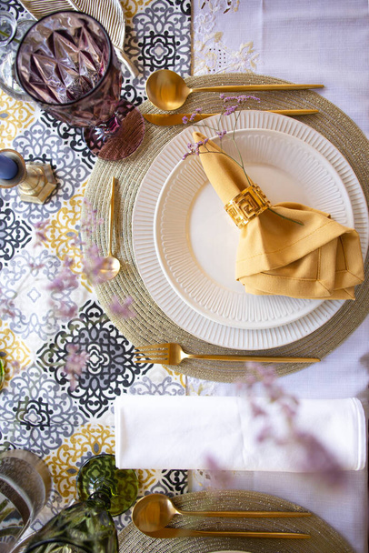 asztal beállítás virágokkal fehér tányér és evőeszközök felülnézet. - Fotó, kép
