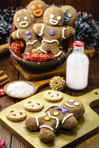 galleta divertida con glaseado, harina integral, azúcar morena y leche de caca, galleta de vacaciones casera - Foto, Imagen