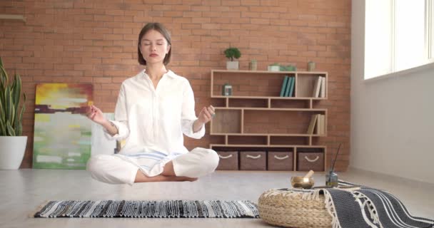 zwevende jonge vrouw oefenen yoga thuis - Video