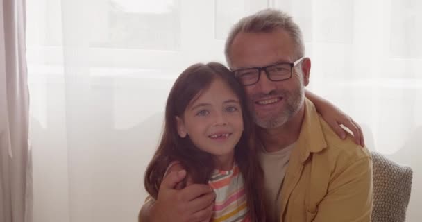 幸せな成熟した男と彼の小さな孫娘で家 - 映像、動画
